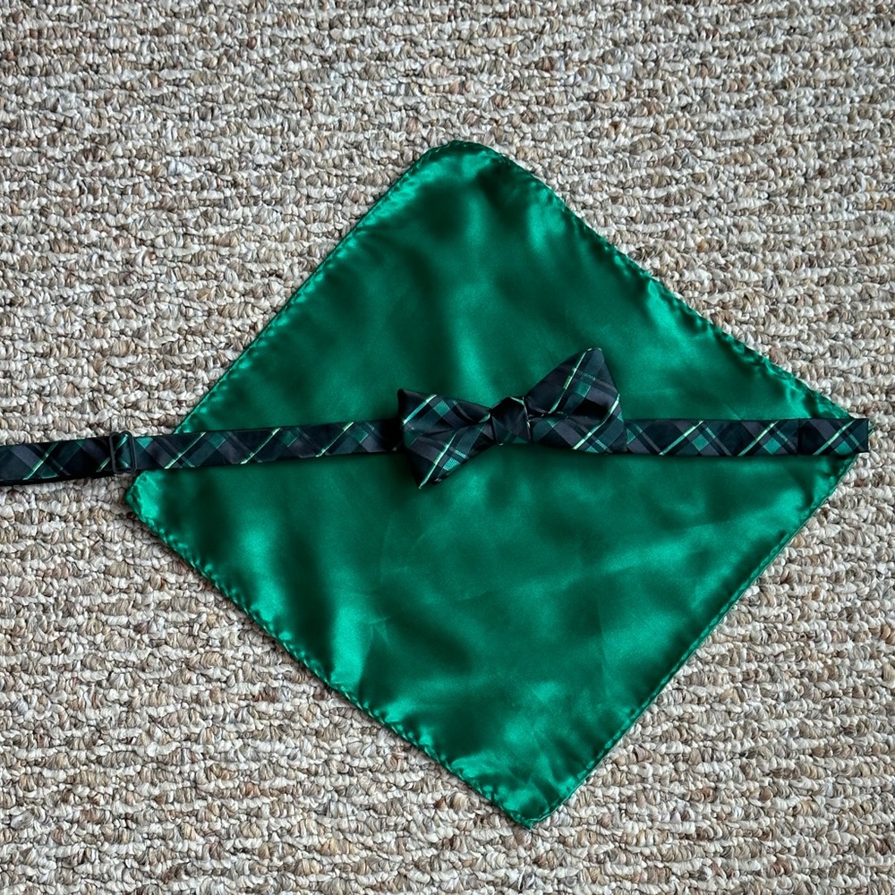 Excellent used condition. Adjustable bow tie and picket square set